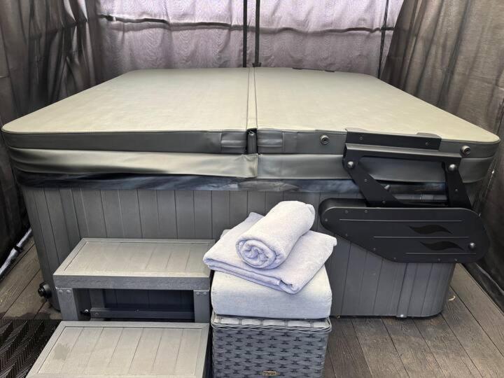 Secret Gem 1 Bed Garden Flat Private Luxury Hot Tub Lejlighed Bournemouth Eksteriør billede