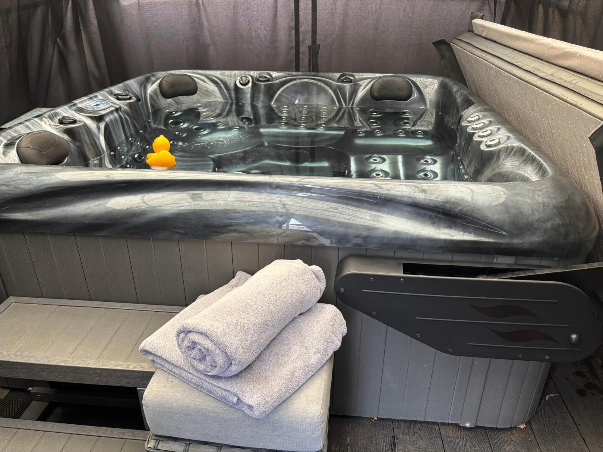 Secret Gem 1 Bed Garden Flat Private Luxury Hot Tub Lejlighed Bournemouth Eksteriør billede